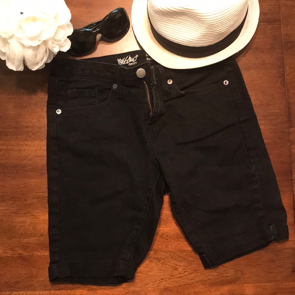 Mid-rise black Bermuda Shorts
